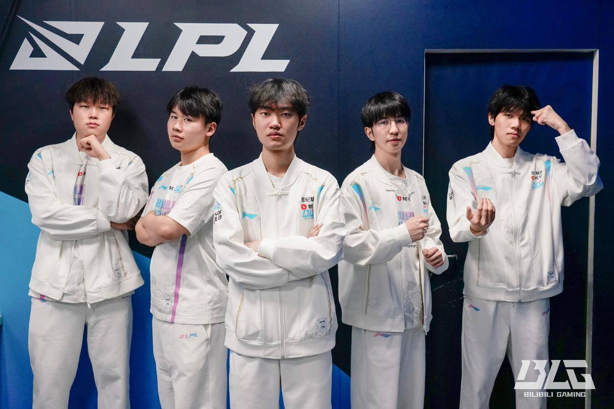 LPL决赛震撼开打，巅峰对决引爆全场