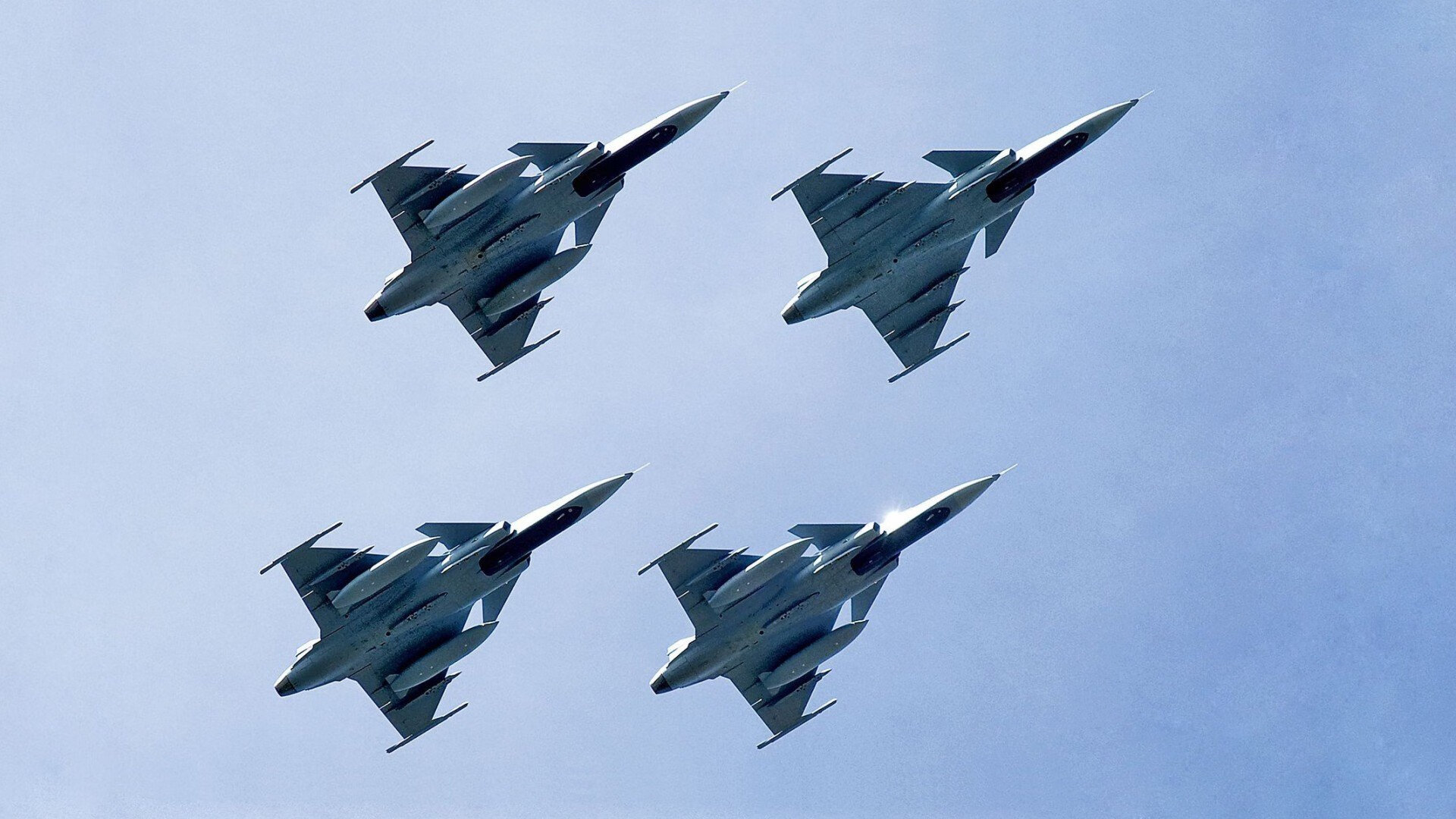 暗夜启程与白昼冲锋，当F1引擎咆哮遇上足球的肌肉交响